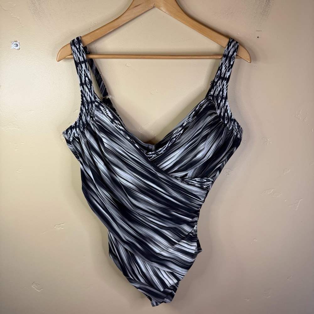 Miraclesuit Warp Speed Sanibel Size 16 One Piece Swimsuit, Black/White (6537463)